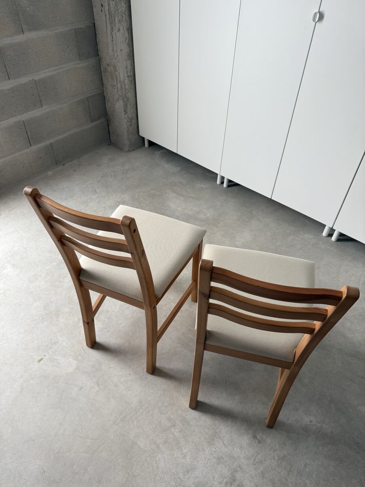 Duas cadeiras almofadadas IKEA