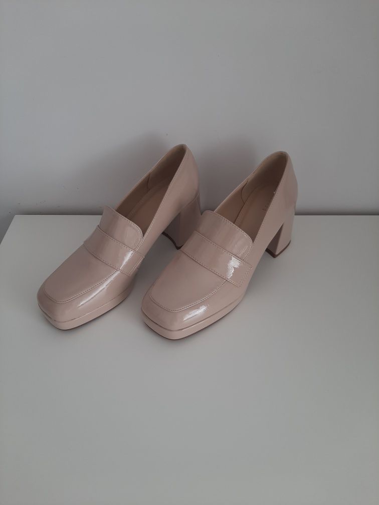 Loafersy na obcasie