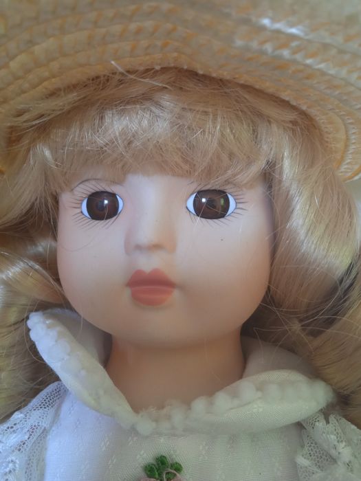 Boneca de porcelana