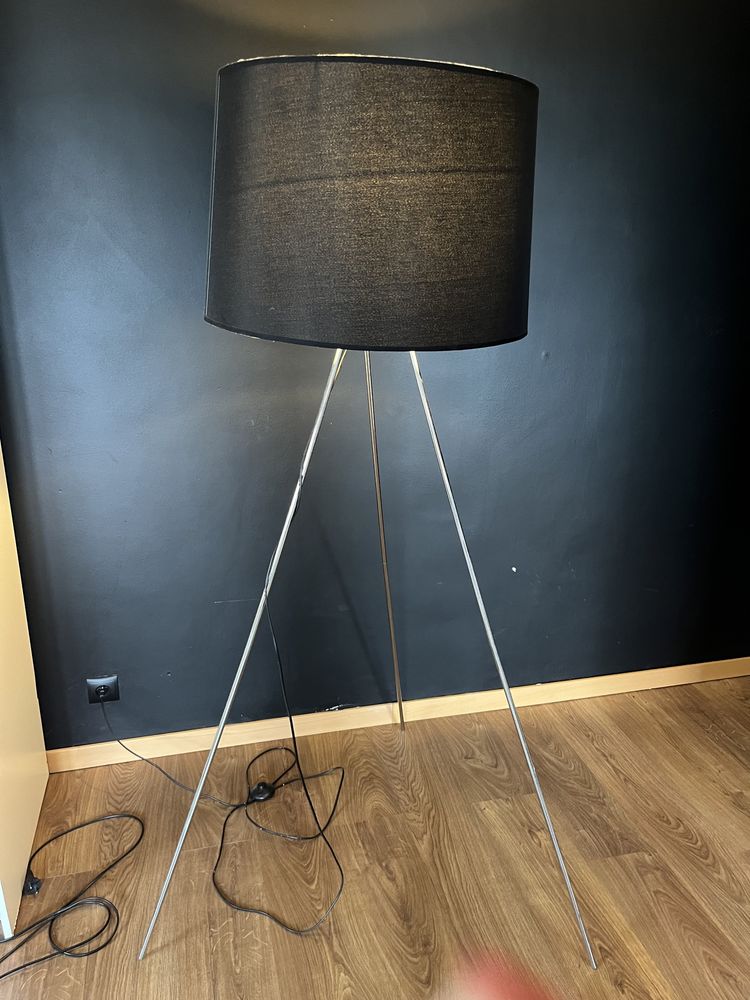 Lampa stojąca czarna