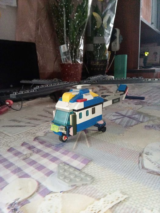 Вертолёт ми-2 и автомобиль Жигули копейка