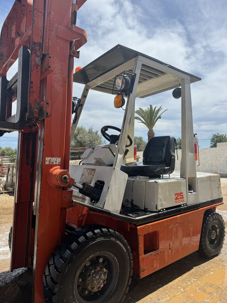 Empilhador nissan 2.5T