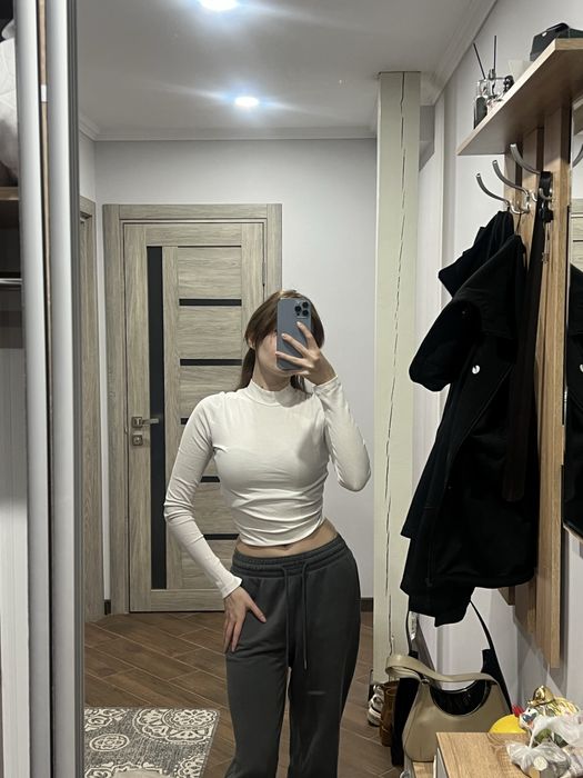 Базова біла кофта з відкритою спиною