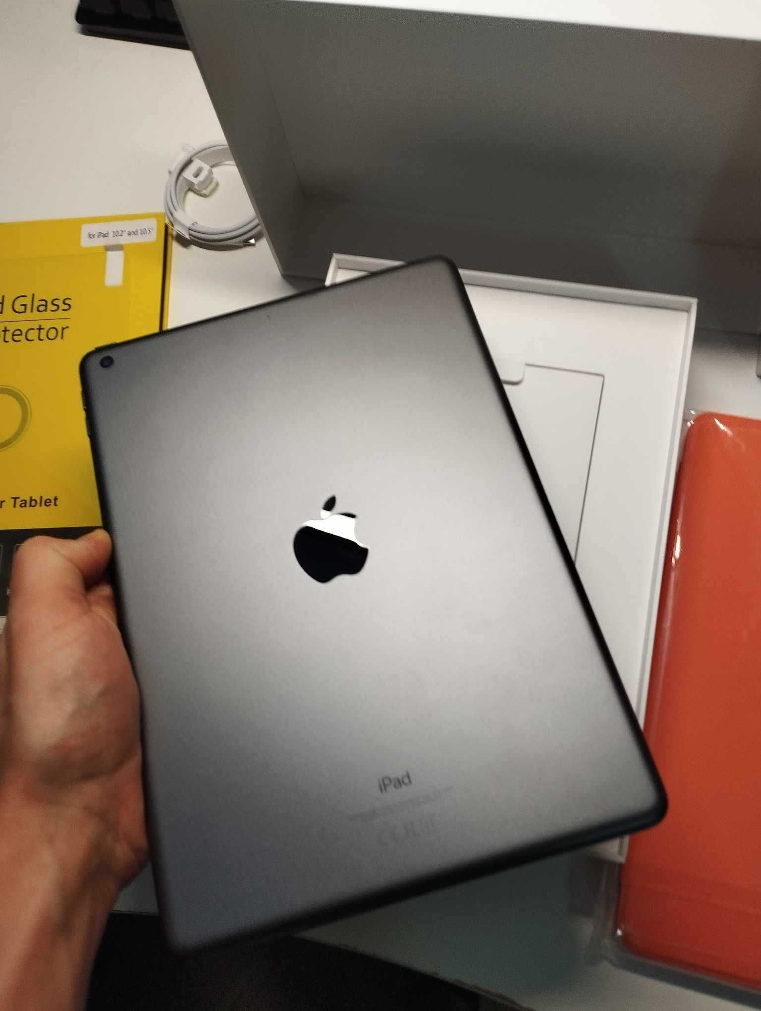 Apple iPad 10.2" Tablet w ładnym stanie z etui i szkłem hartowanym