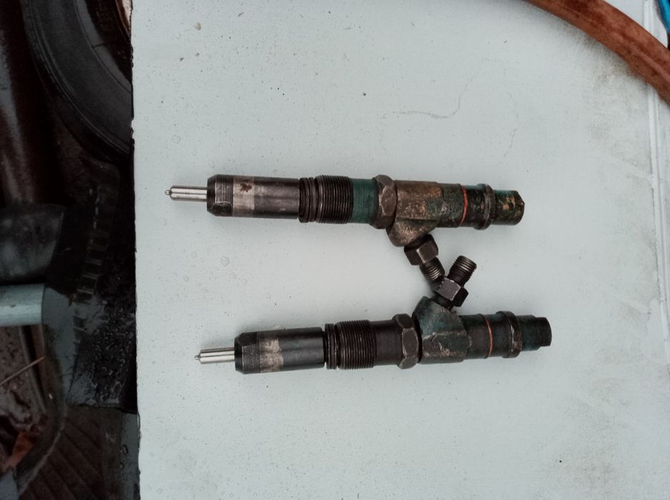 Продам форсунки двигун д 21 та лобове скло