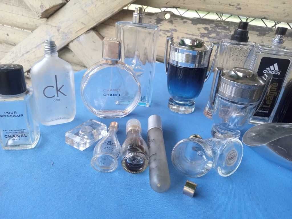 różne buteleczki po perfumach puste