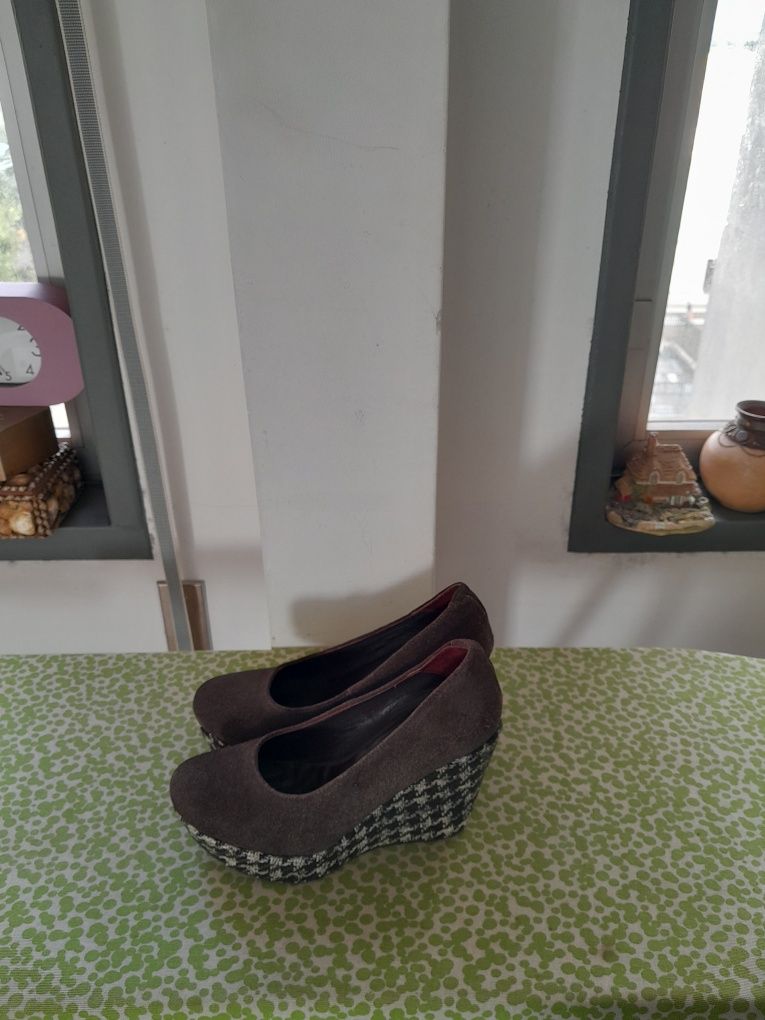 Vendo Sapatos de Senhora muito bonitos como novos