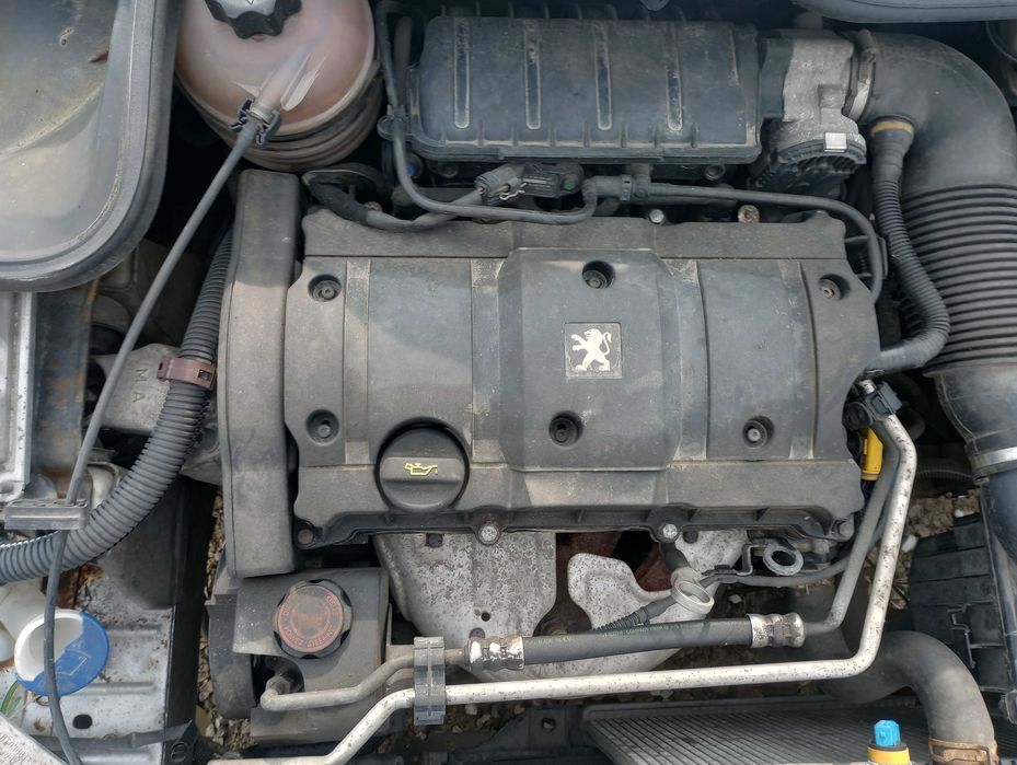 Peugeot 206 silnik 1,6  NFU