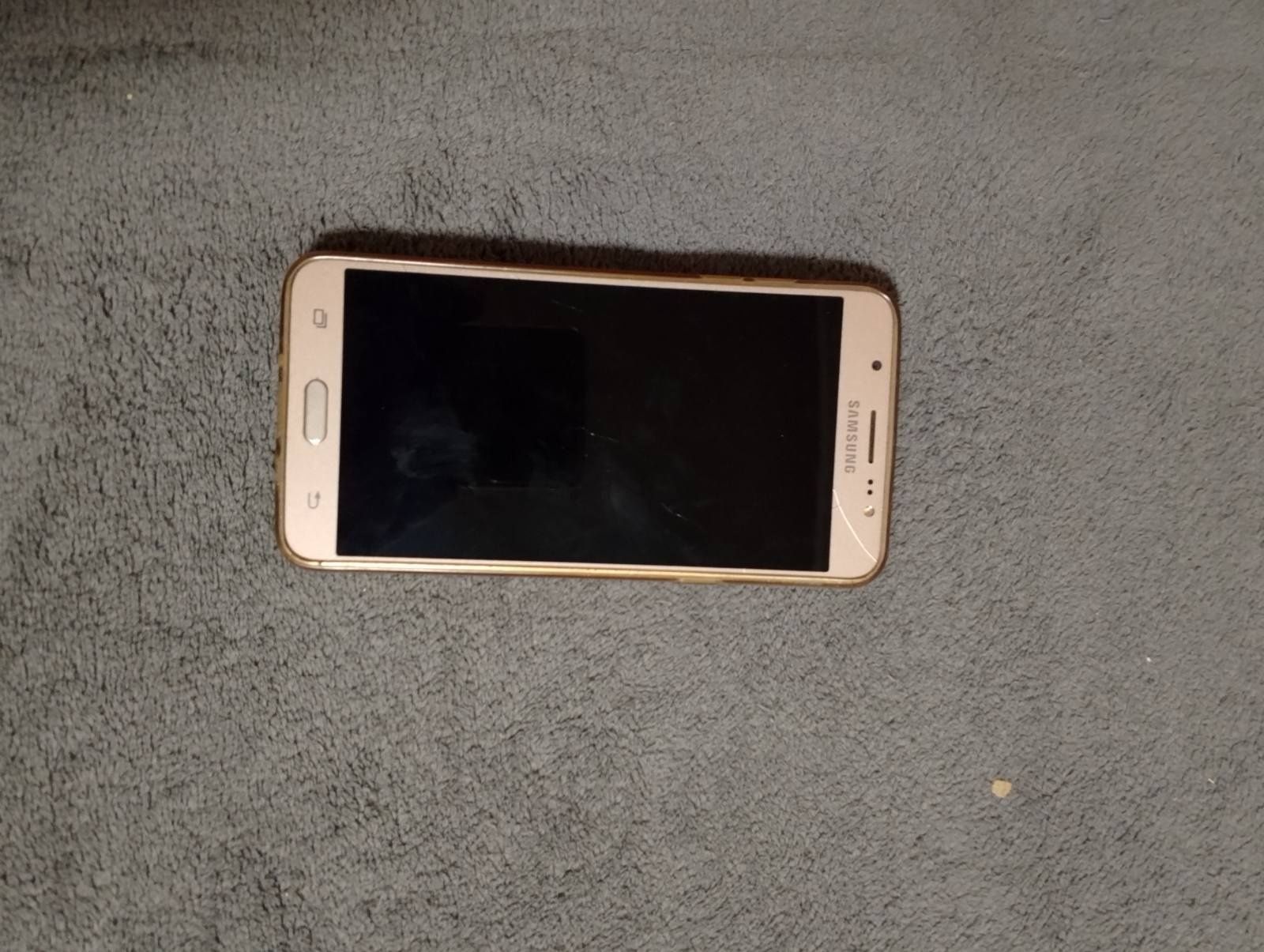 Телефон Samsung Galaxy J7