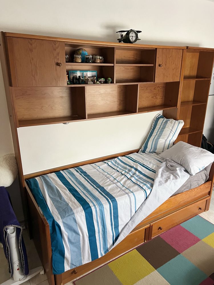 Cama com estante