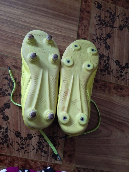 Спортивная обувь бутсы.