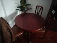Mesa e quatro cadeiras