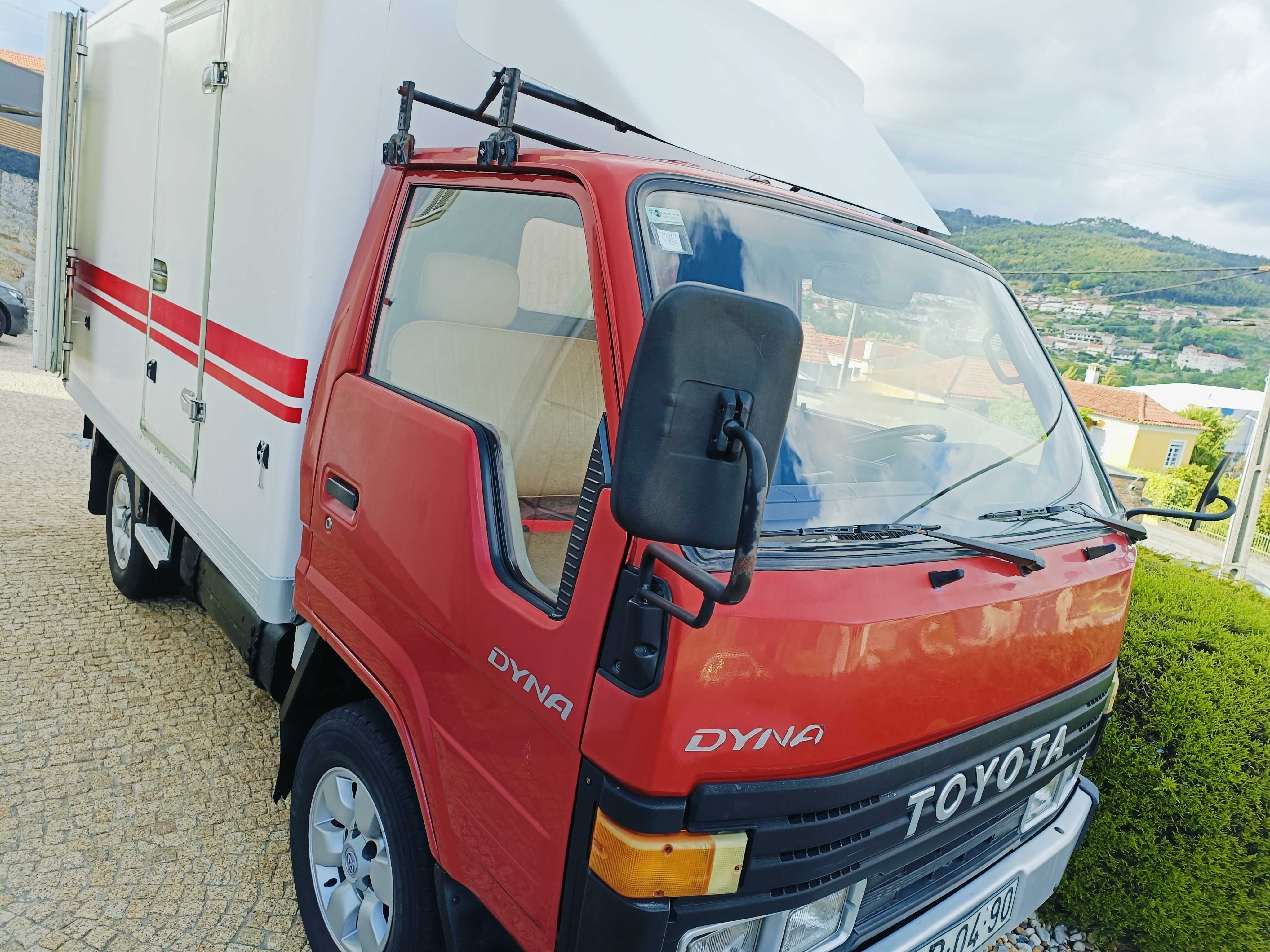 Toyota Dyna 150 com câmara frigorifica