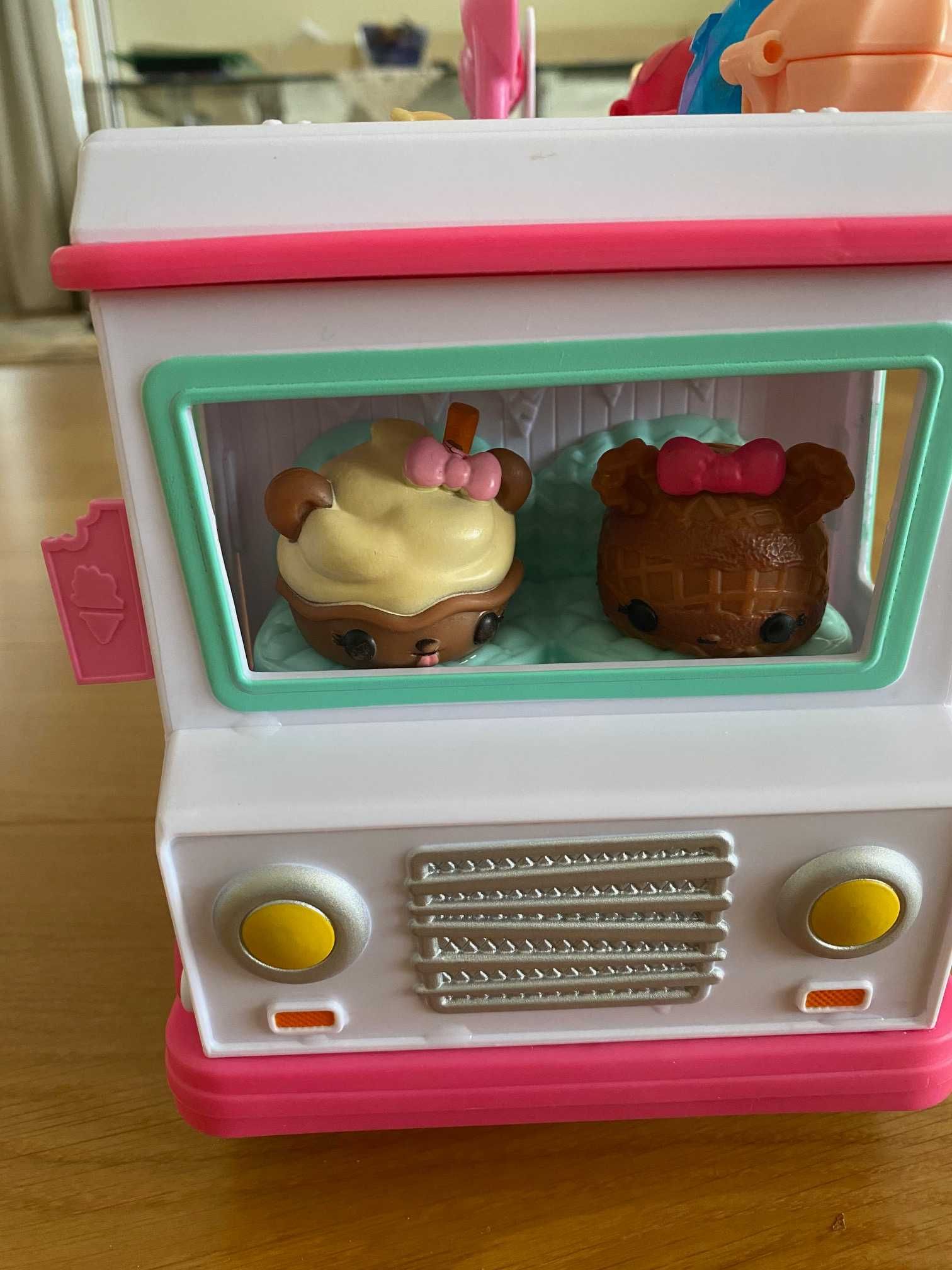 Autobus i figurki Num Noms