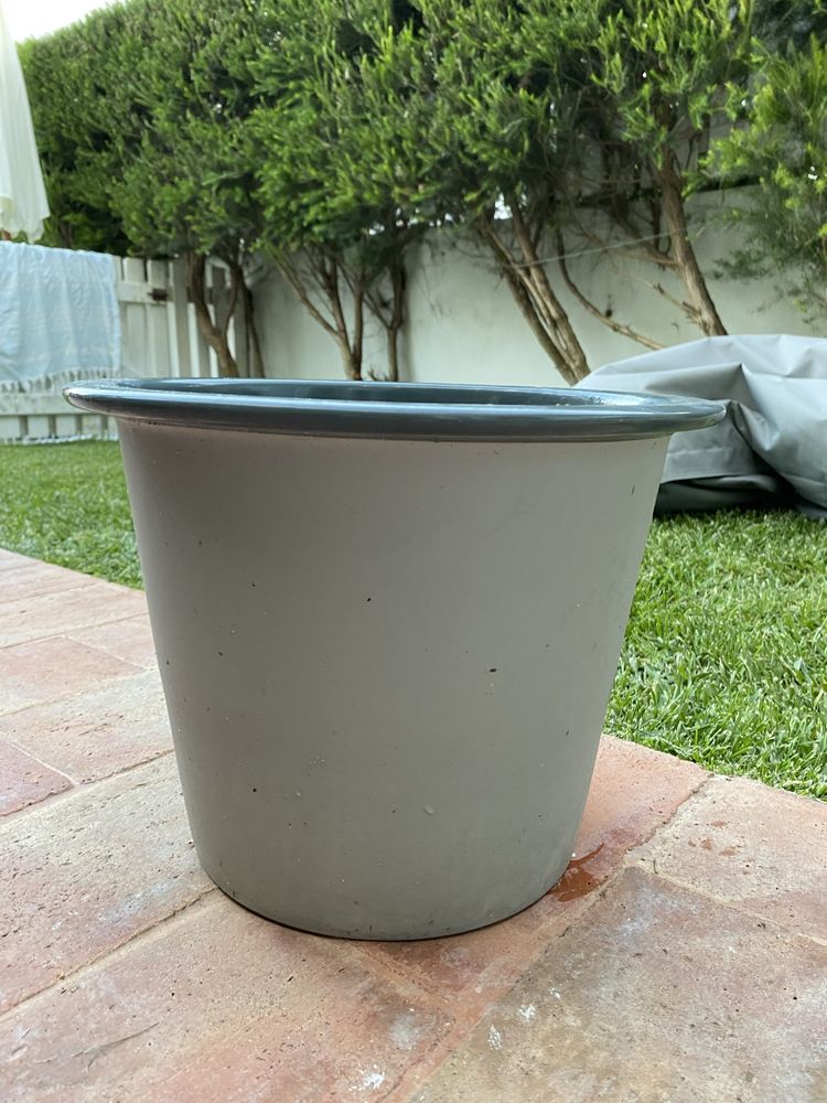Vaso ceramica em tom cinzento.