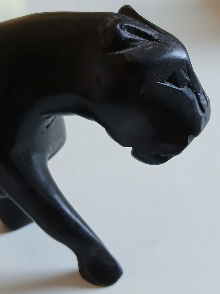 Estatueta africana de leoa