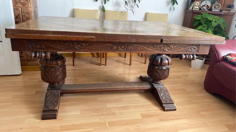 Stół drewniany rozkładany z rzezbionymi elementami