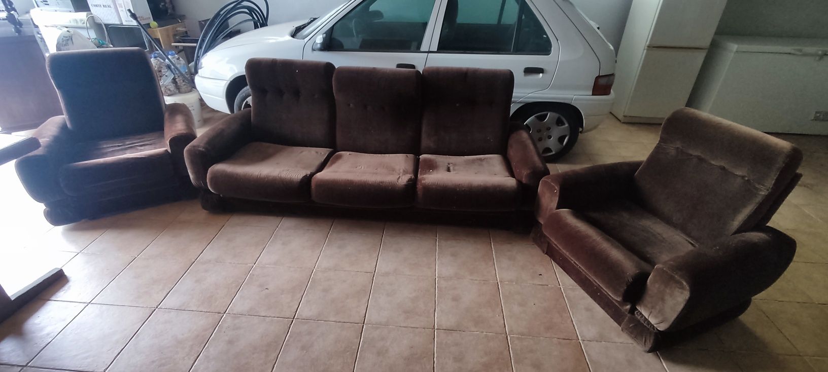 Mobiliario. Mesa e sofas