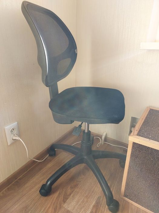 чорне офісне крісло з ручками / стілець на колесах / офисное кресло