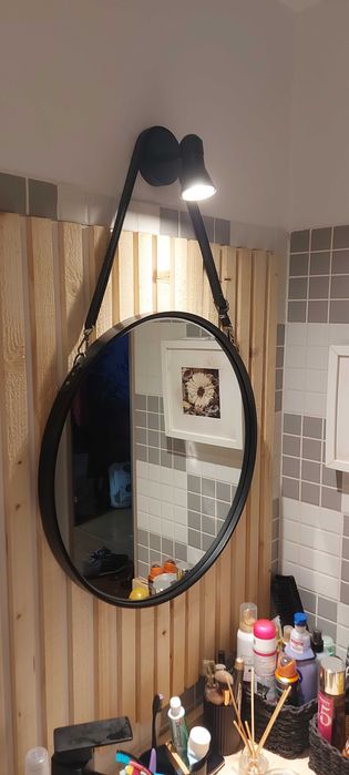 Espelho redondo com alça em pele preta