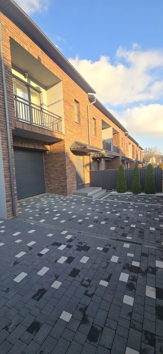 Перша оренда.  Таунхаус з гаражем в топовому районі