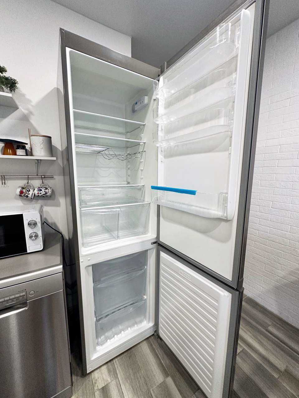 Продам двухкамерный холодильник ZANUSSI ZRB 38215 XA
