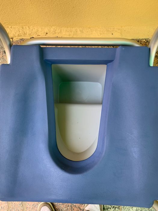 Cadeira sanitária de alumínio com rodas