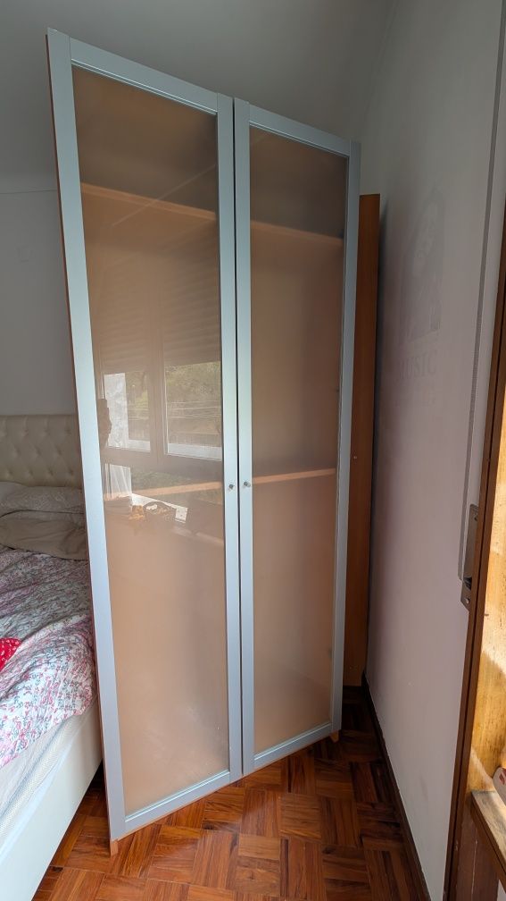 Armário com parteleiras ikea