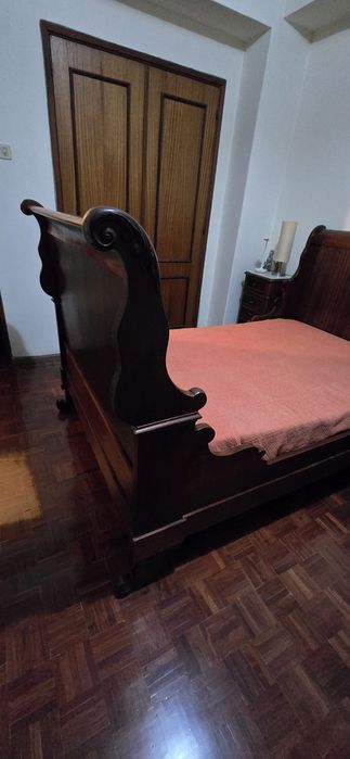 Cama de corpo e meio estilo Império