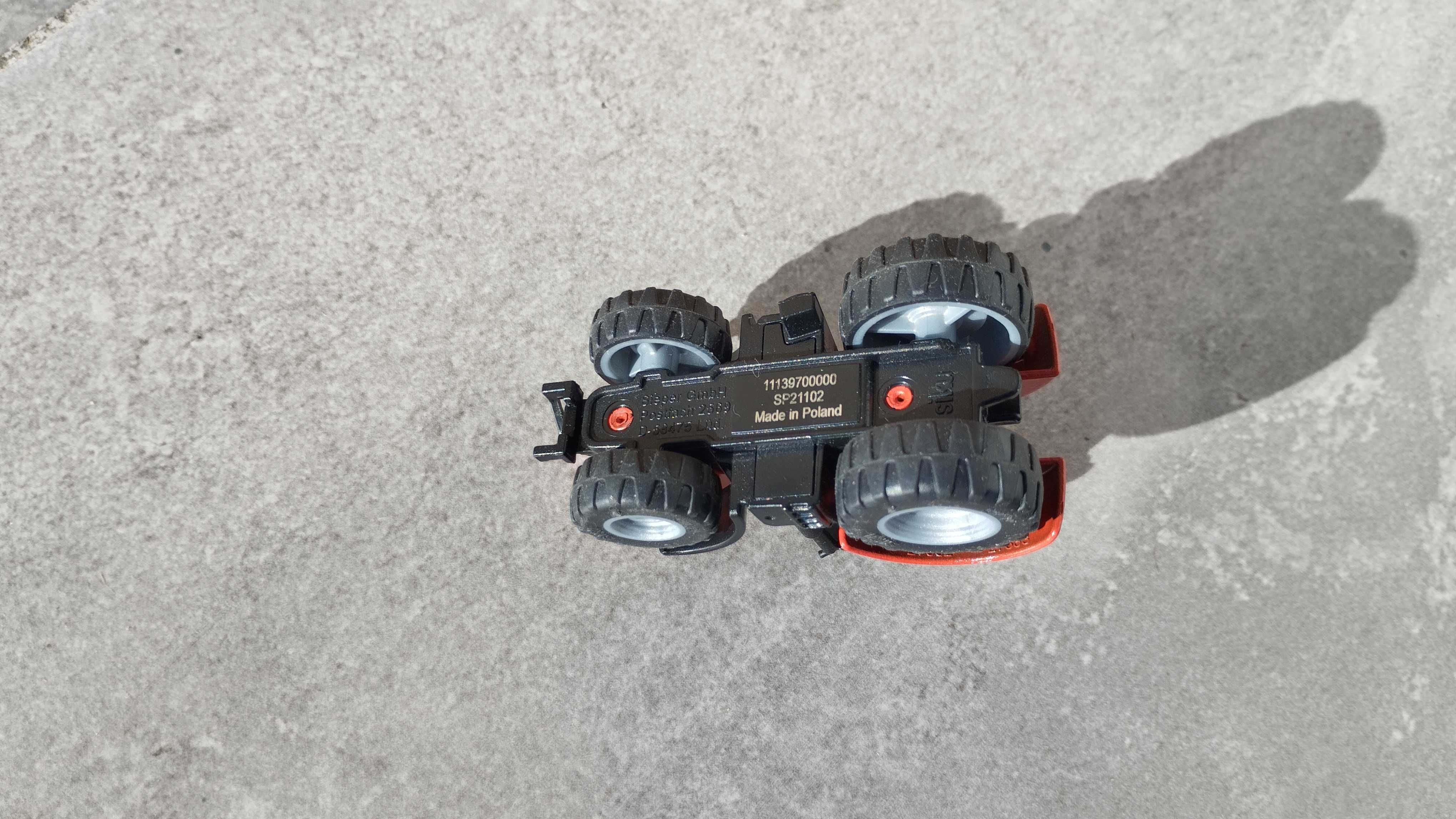 Siku (1105?) czerwony traktor Mauly