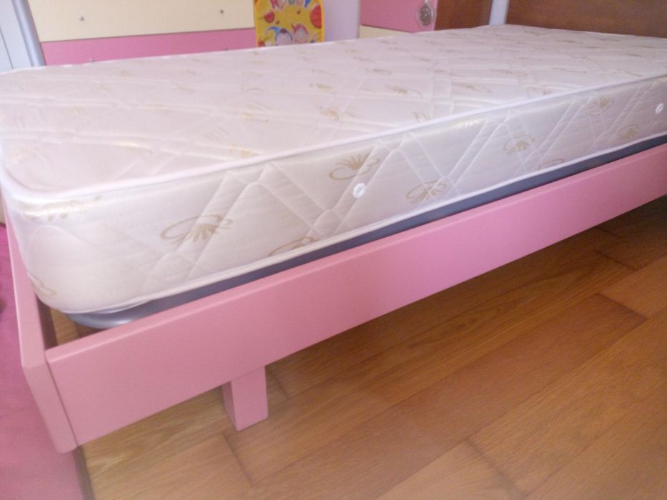 Cama  de solteiro e estrado