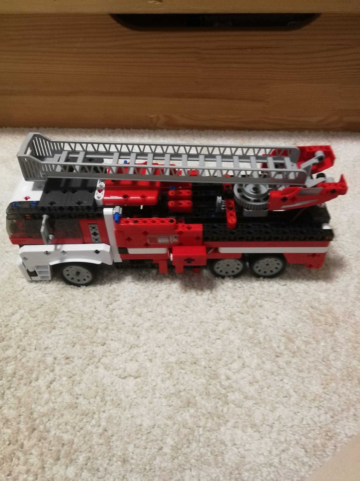Samochód strażacki Clementoni - B. dobry stan, komplet. Jak Lego.