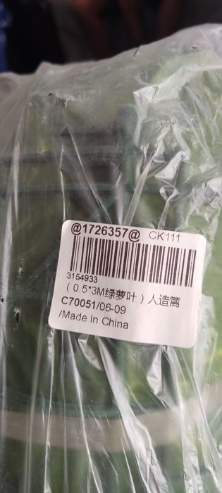 Rede plástica com folhas