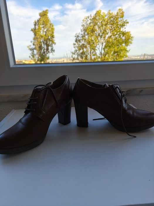 Sapatos castanhos N37