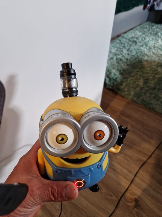 Minionek z ładowarką