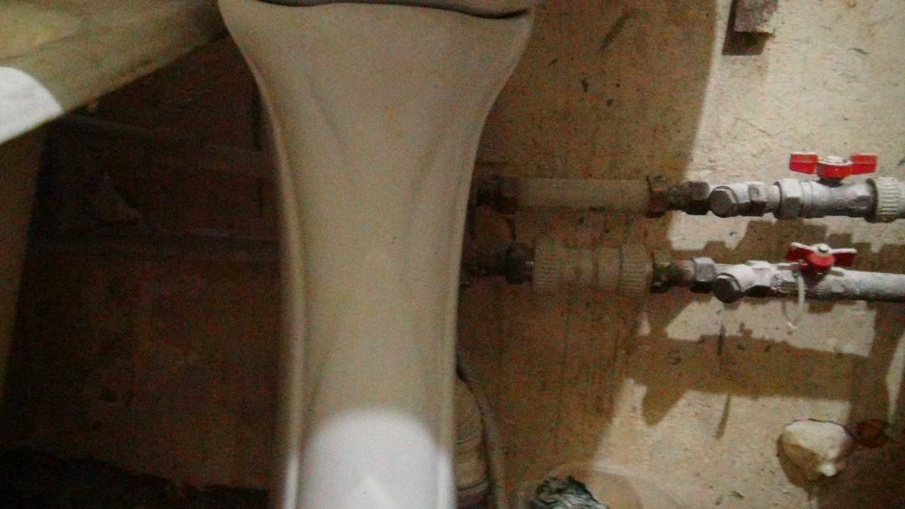 Умивальник фарфоровий із п'єдесталом (ногою)