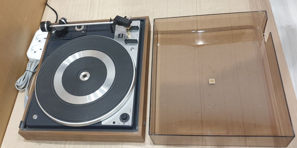 Автоматичний Hi-Fi програвач вінілових платівок Dual CS 1225.