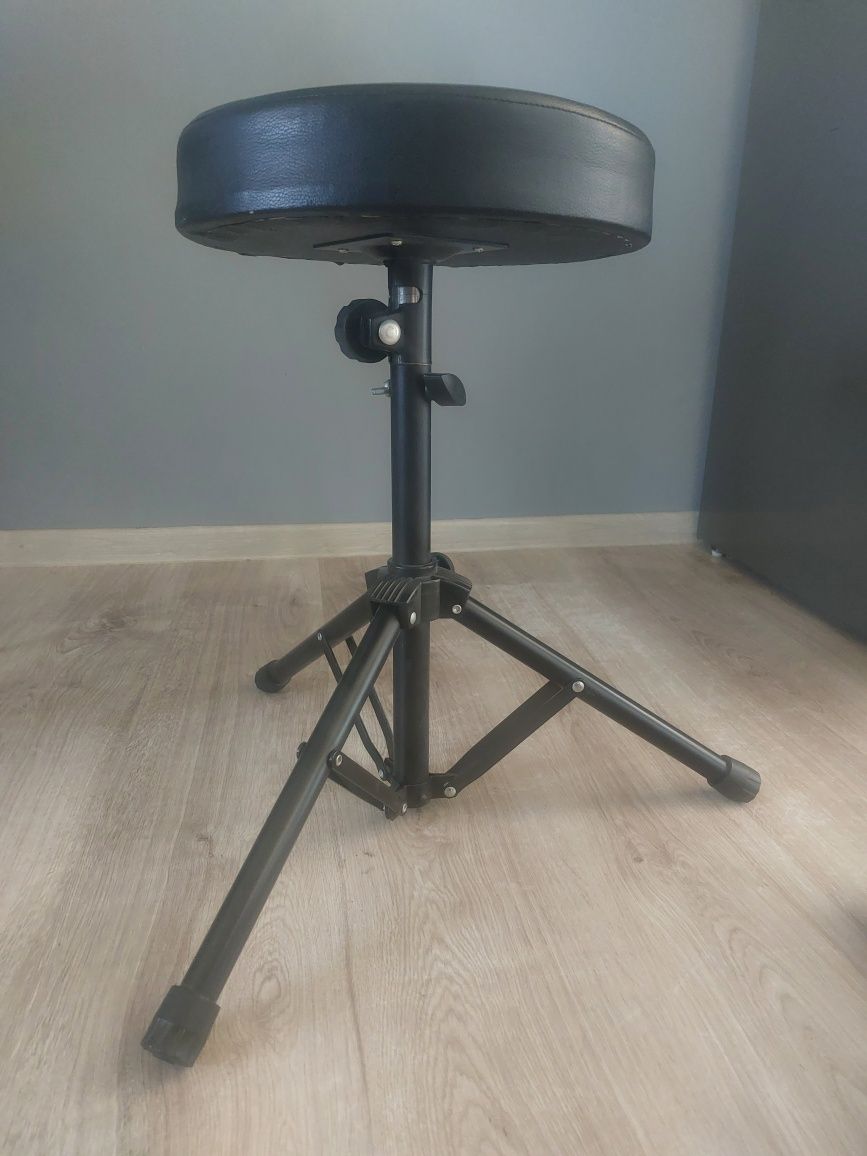 Taboret regulowany do gitary lub akordeonu