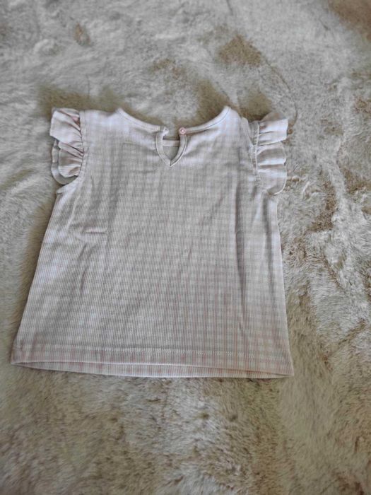 Camisola sem mangas e com folhinos nos ombros. Idade: 2 anos Primark