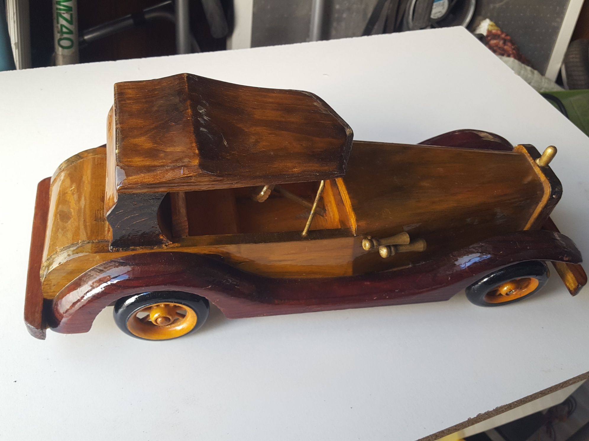 Carro de colecção em madeira