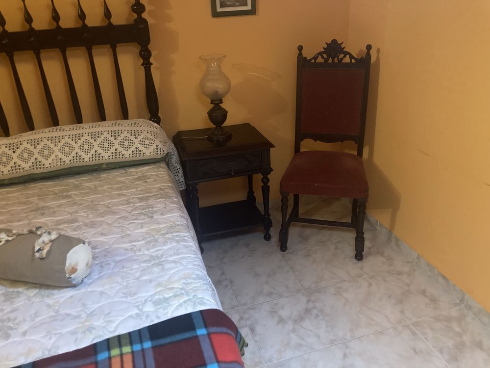 Mobília de quarto antiga com roupeiro 2