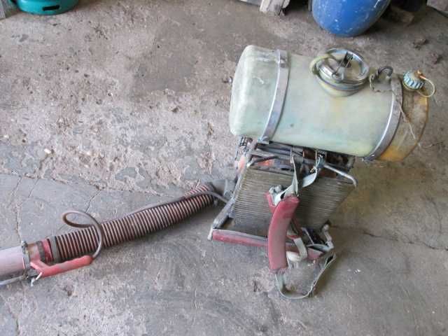 Pulverizador  com motor  Casal