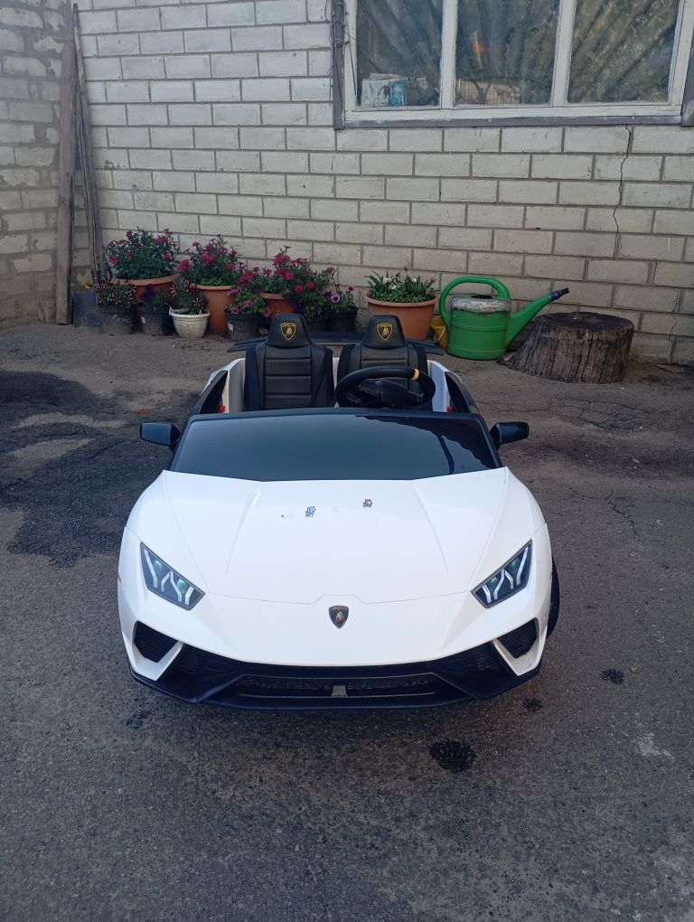 Дитячий, двомісний електромобіль Lamborghini з 4-ма електродвигунами.