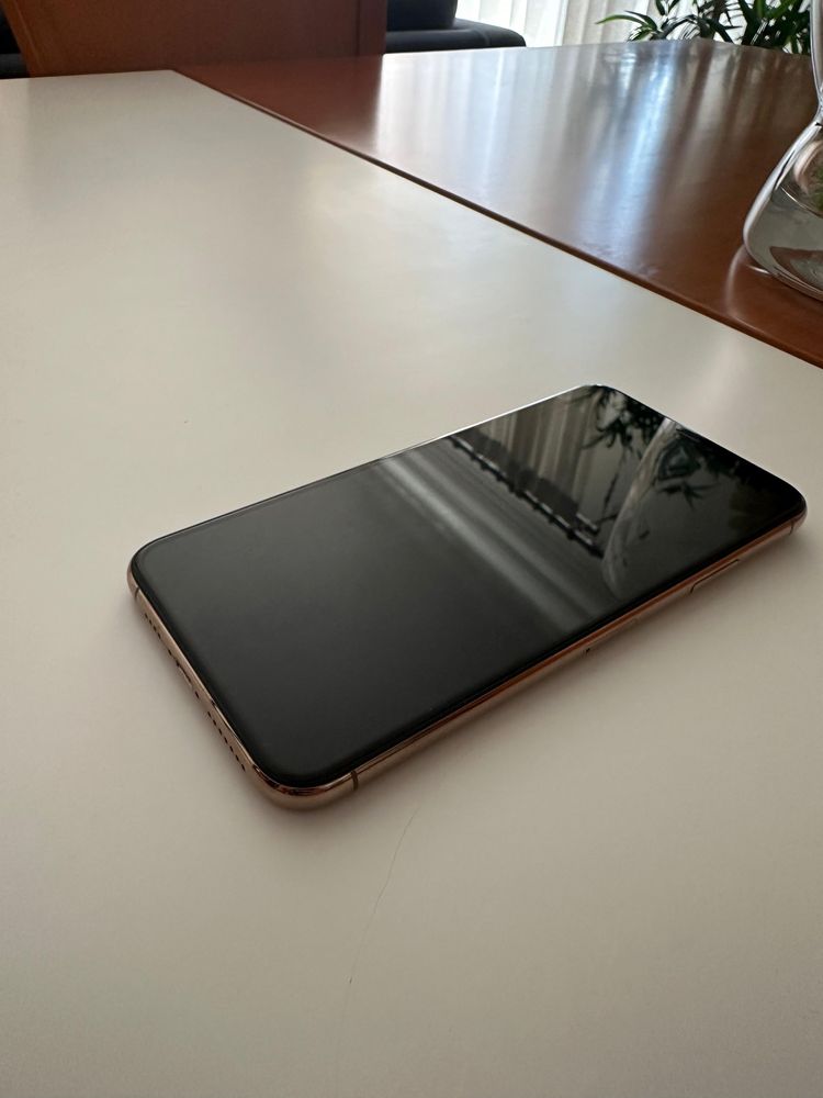 Vende-se Iphone 11 Pro Max S/acessórios