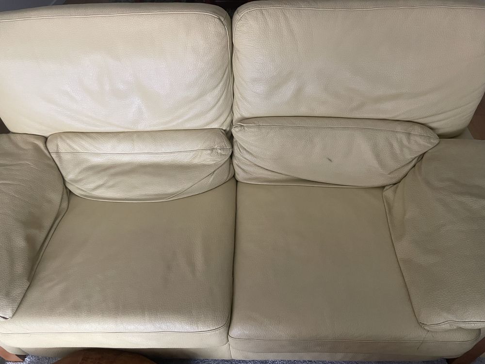 Sofás bejes, usados poucas vezes