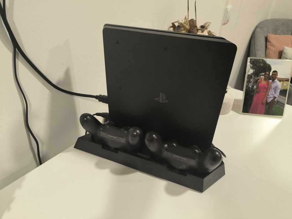 Ps4 slim 500gb com 2 comandos e suporte com carregador