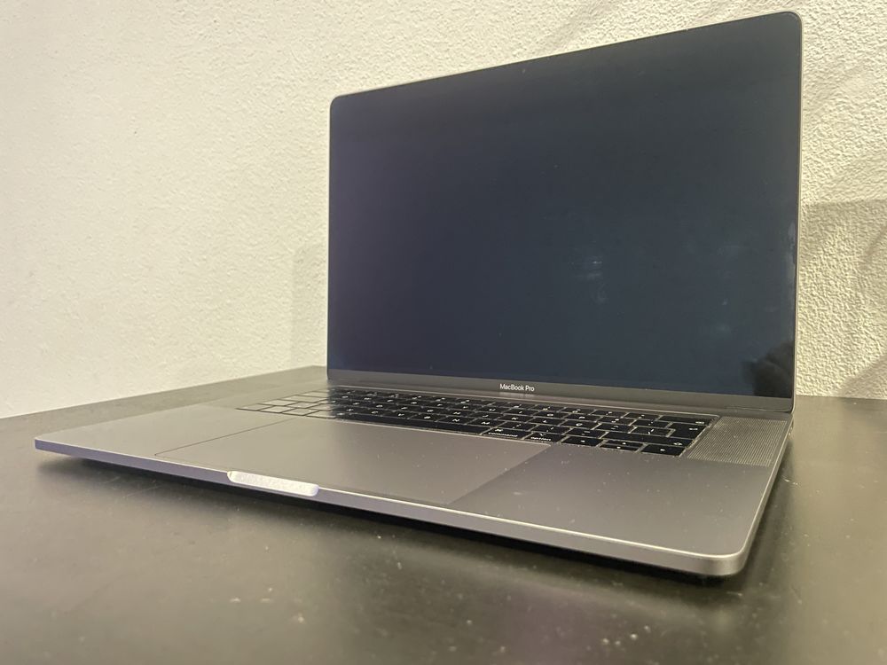 MacBook Pro 15’ Retina 2.2GHz i7 16GB DDR4 TouchBar Grey