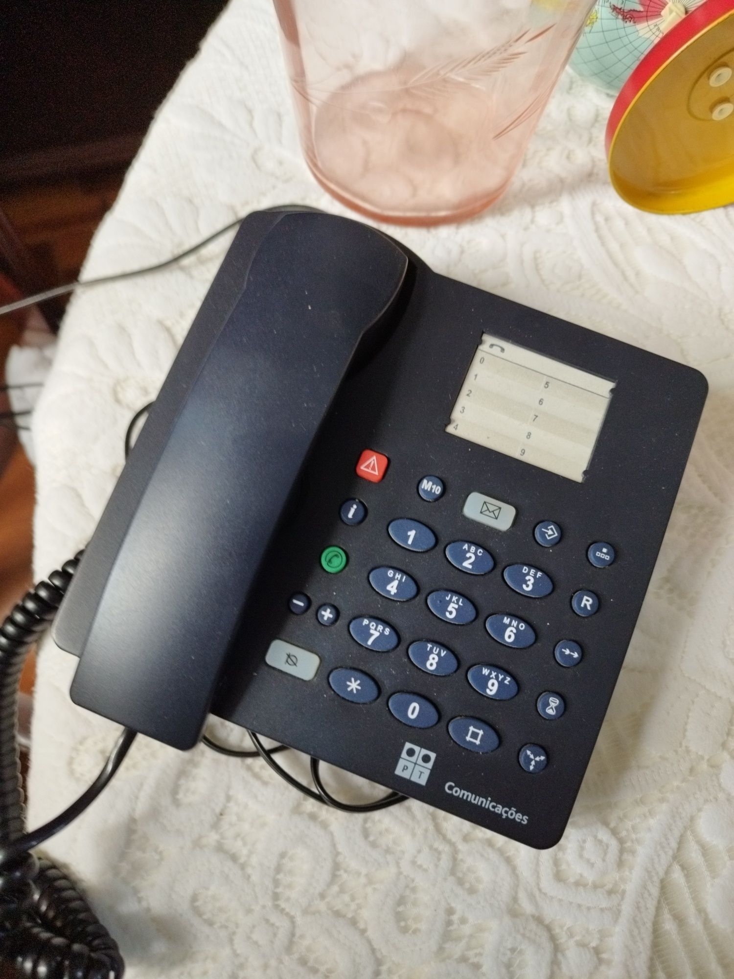 Telefone fixo com números grandes. Indicado para pessoas idosas.