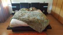 Quarto Casal, cama grande e 2 camiseiros.