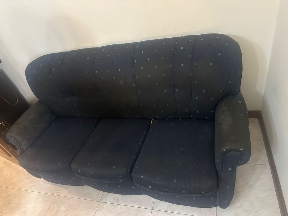 Sofá de três lugares usado
